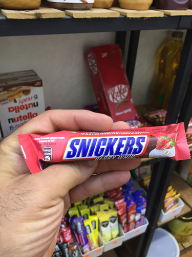 شکلات اسنیکرز با طعم توت فرنگی و روکش شکلاتی (20گرم)