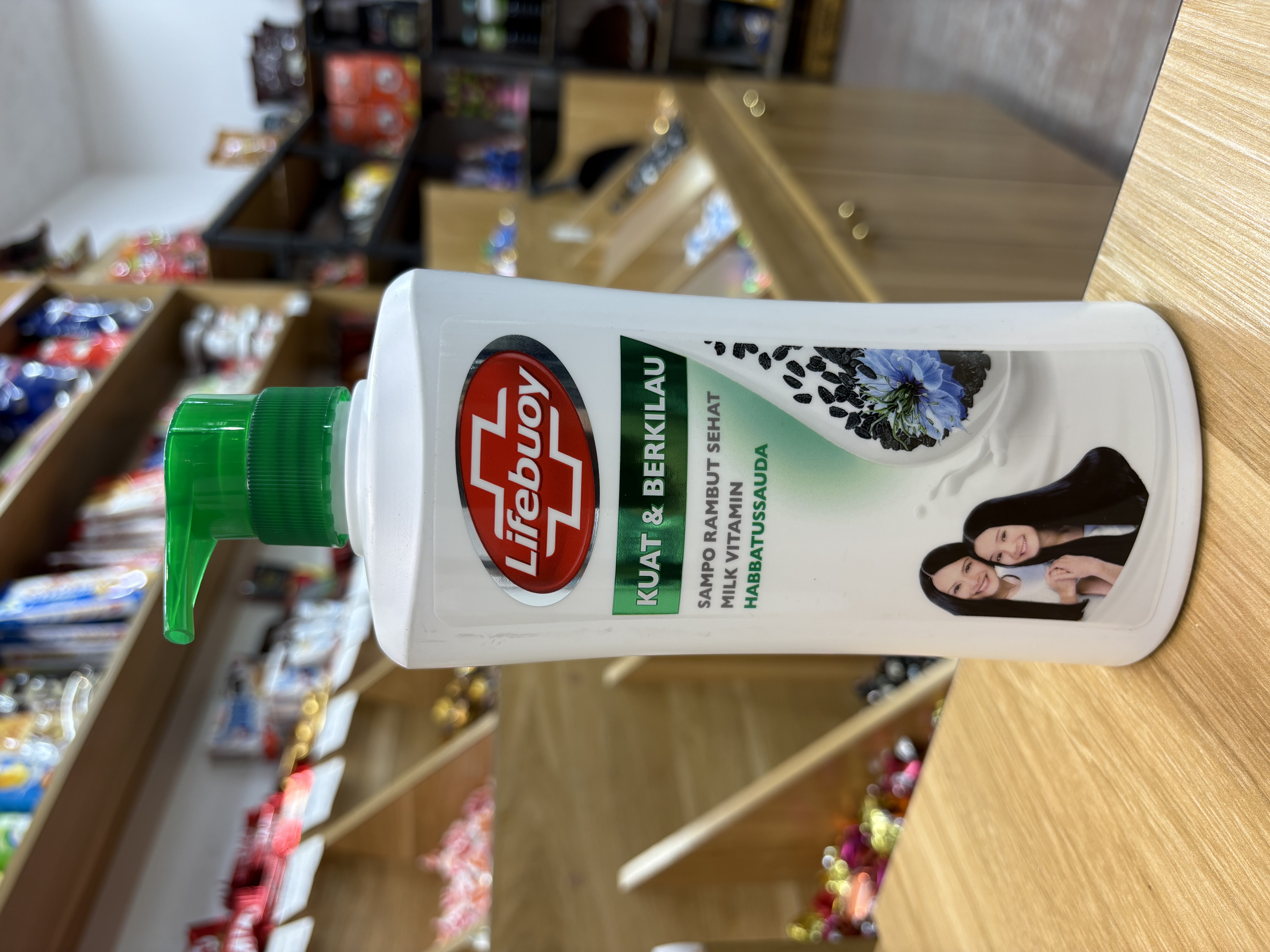 شامپو لایف بوی 680میل حاوی سیاه دانه - برای موهای ضعیف و کدر--سبز