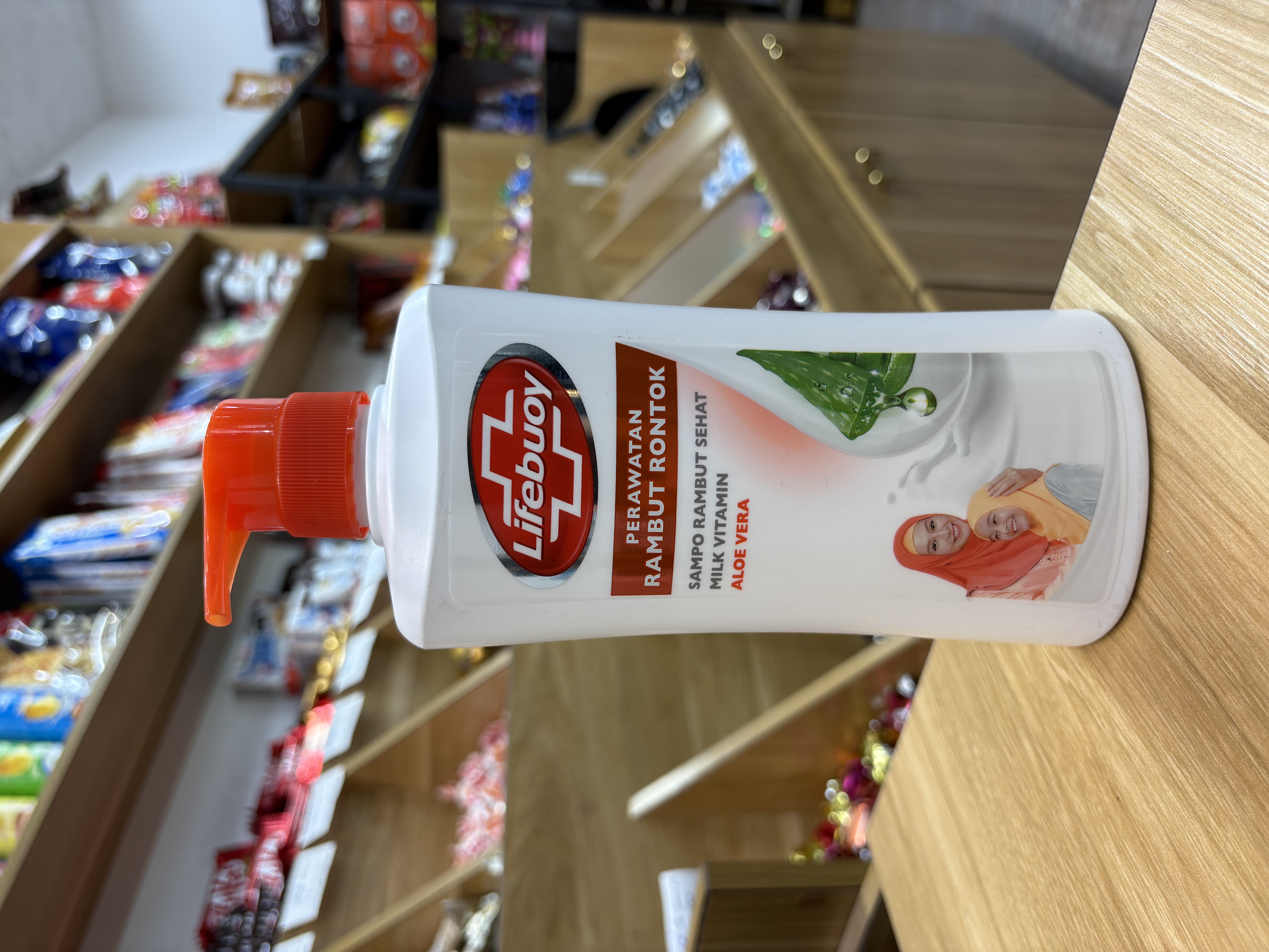 شامپو لایف بوی 680میل حاوی آلوورا و ویتامین شیر- کمک به ریزش مو تقویت ریشه مو - نارنجی